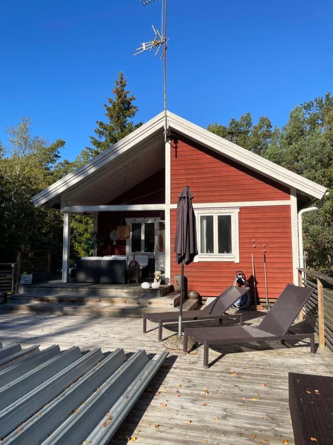 Villa Charmigt Hus Pa Vindoe Estocolmo Exterior foto