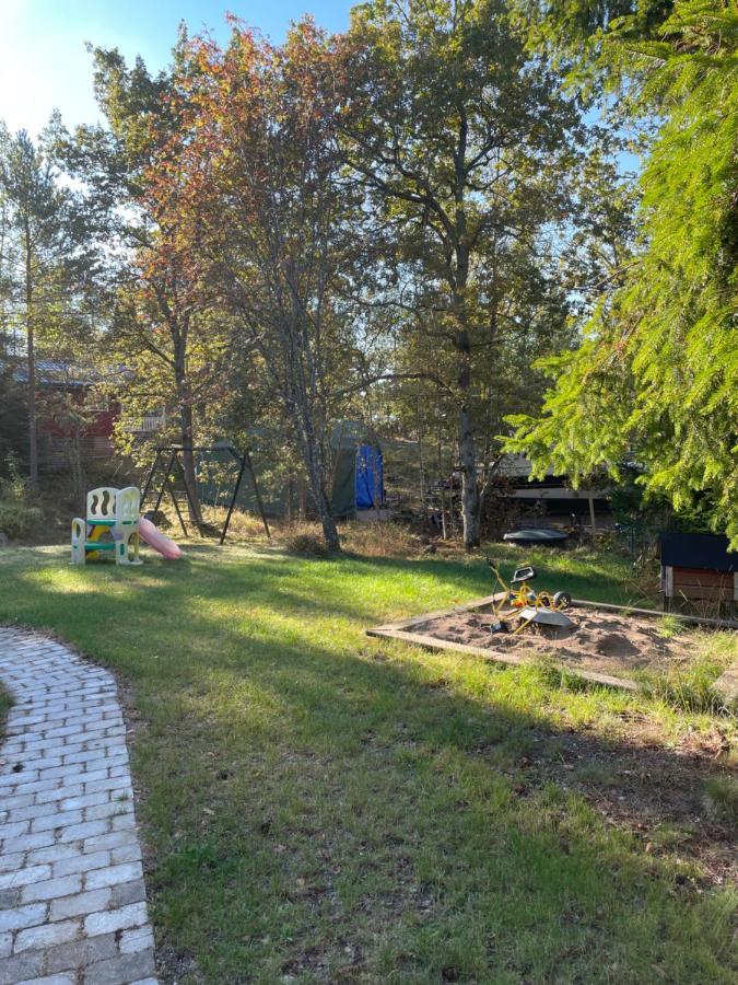 Villa Charmigt Hus Pa Vindoe Estocolmo Exterior foto