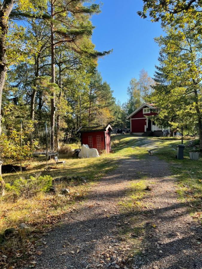 Villa Charmigt Hus Pa Vindoe Estocolmo Exterior foto